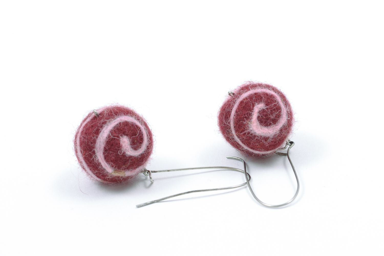 Boucles d'oreilles pendantes en feutre de forme de boules rouge violet faites main photo 5