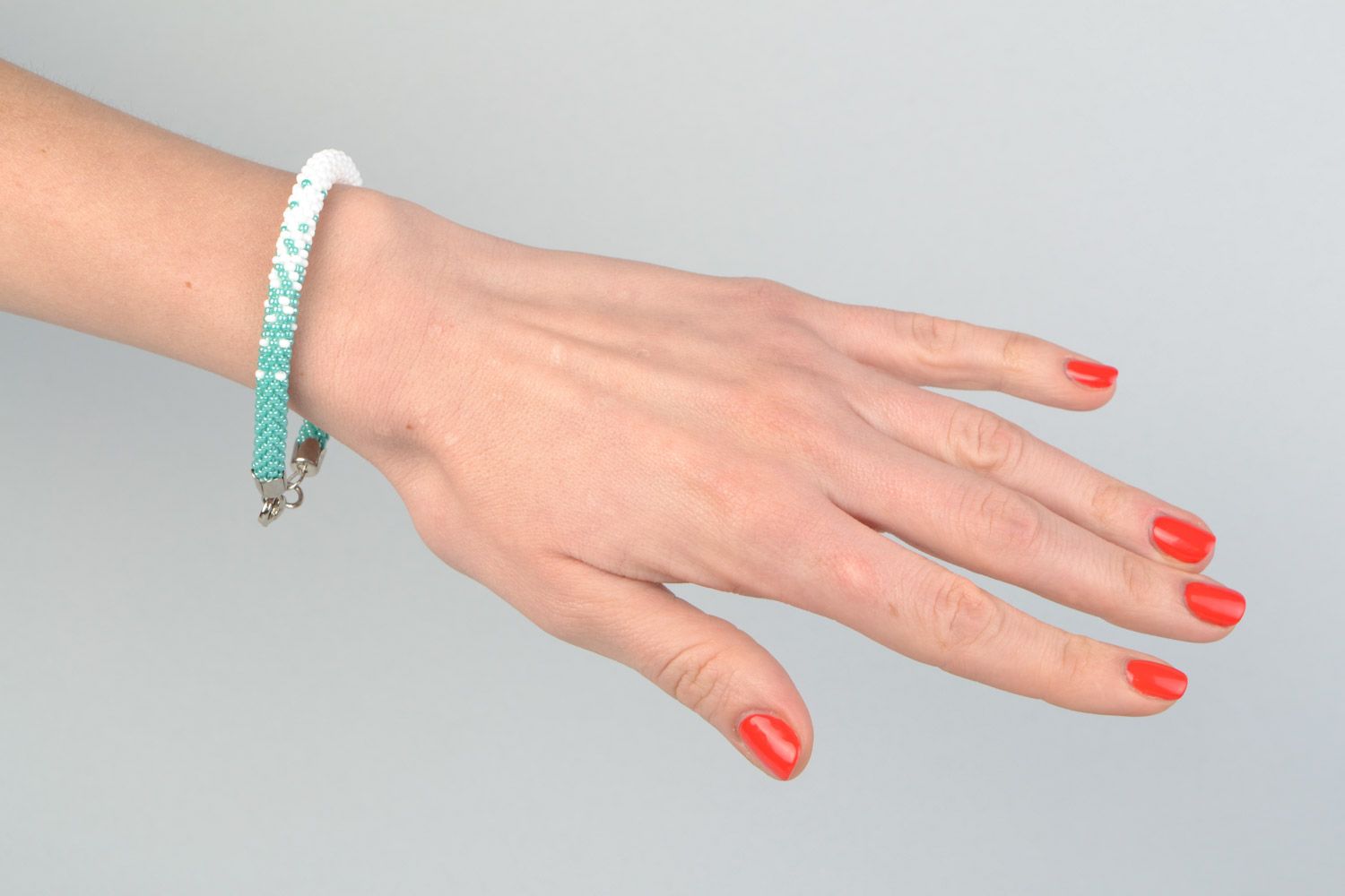 Handgemachtes Armband aus Glasperlen weiß mit türkisblau für Frauen foto 1