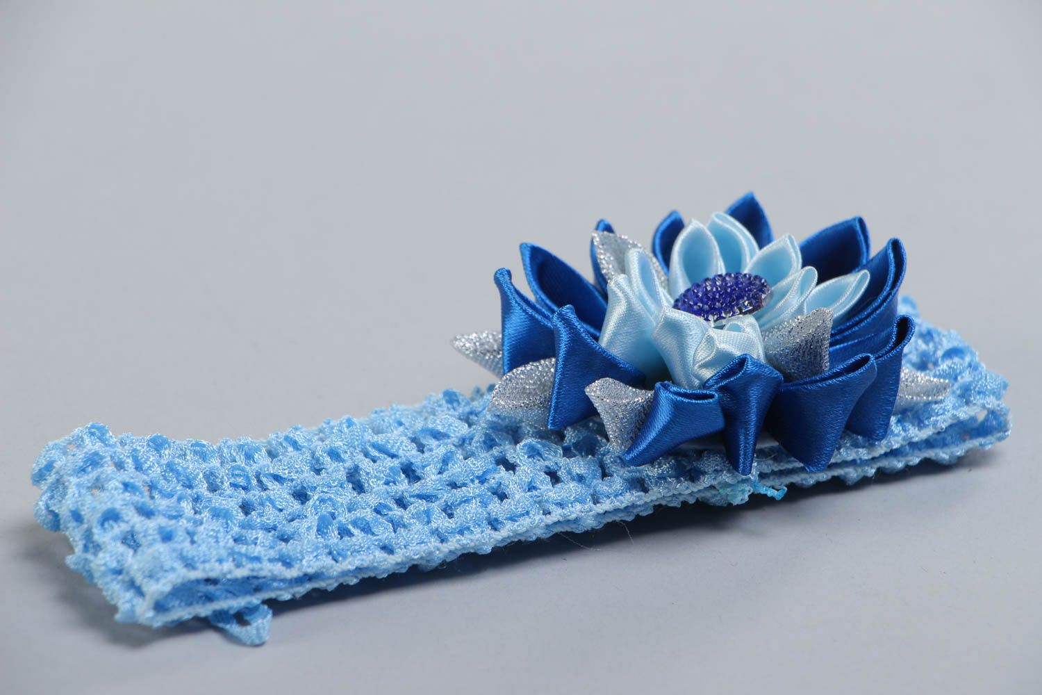 Авторская повязка на голову с цветком в технике канзаши голубая хенд мейд фото 3