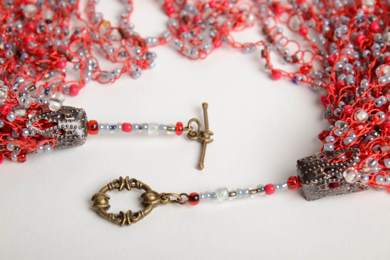Collier volumineux en perles de rocaille fait main rouge au crochet stylé photo 4