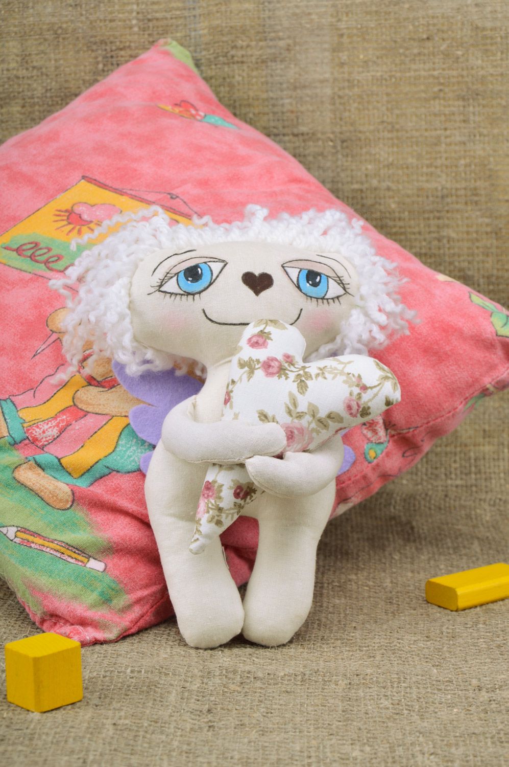 Poupée en tissu polaire et coton blanche faite main Ange avec coeur pour enfant photo 1