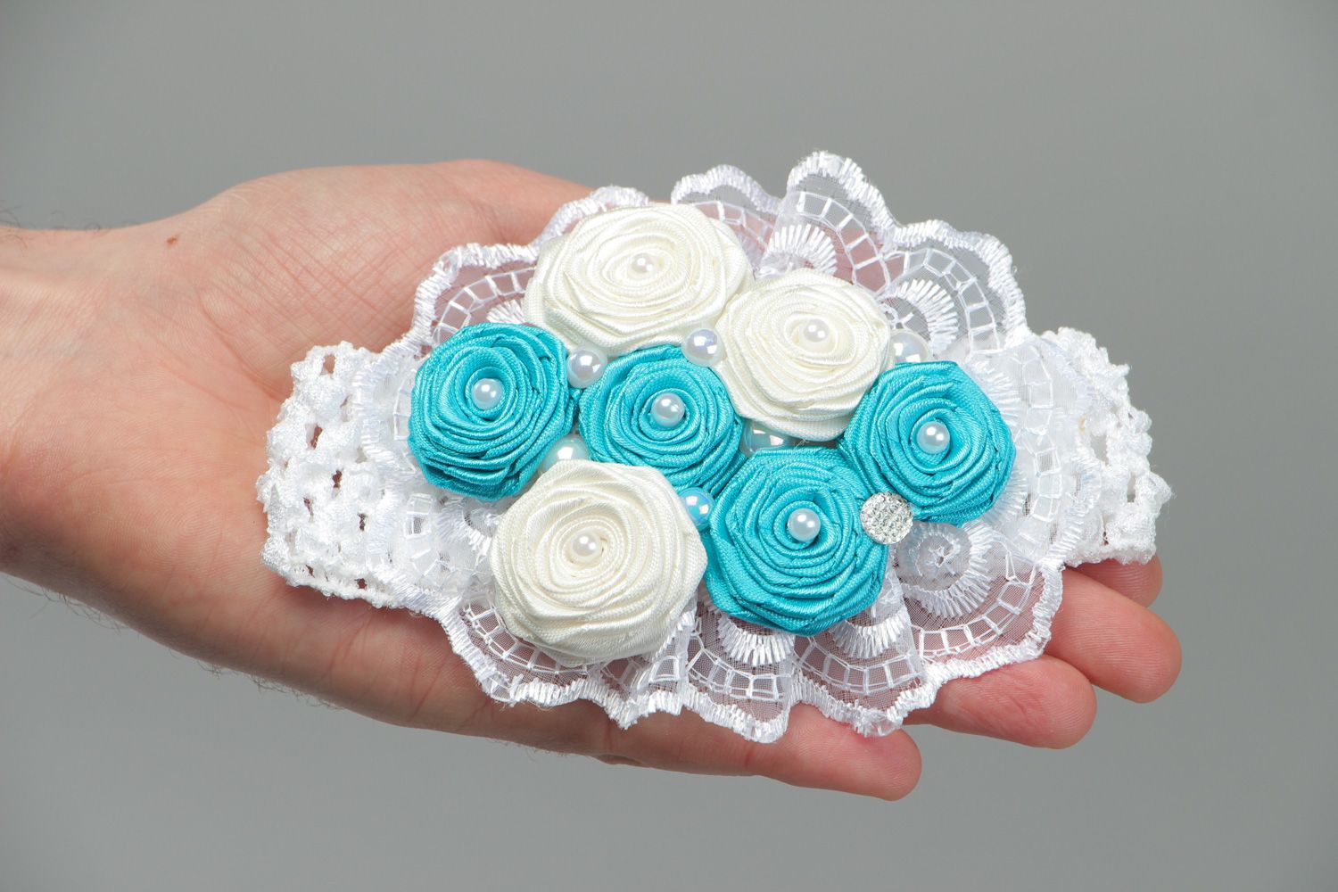 Handgemachtes Haarband mit Blumen aus Satinbändern und Spitze für Frauen foto 4