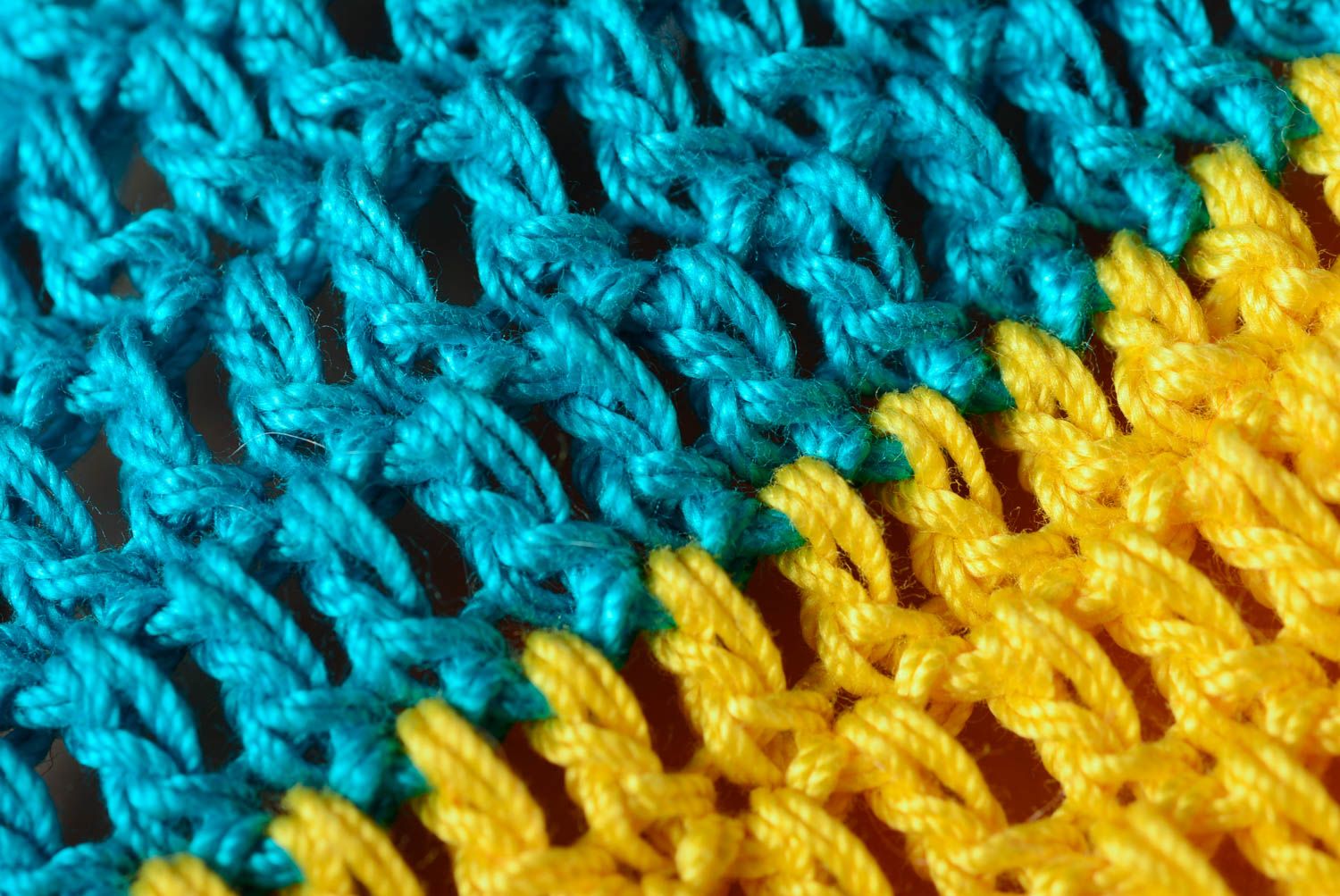 Шапка ручной вязки спицами из синтетики в виде желто-голубой совы яркая фото 4