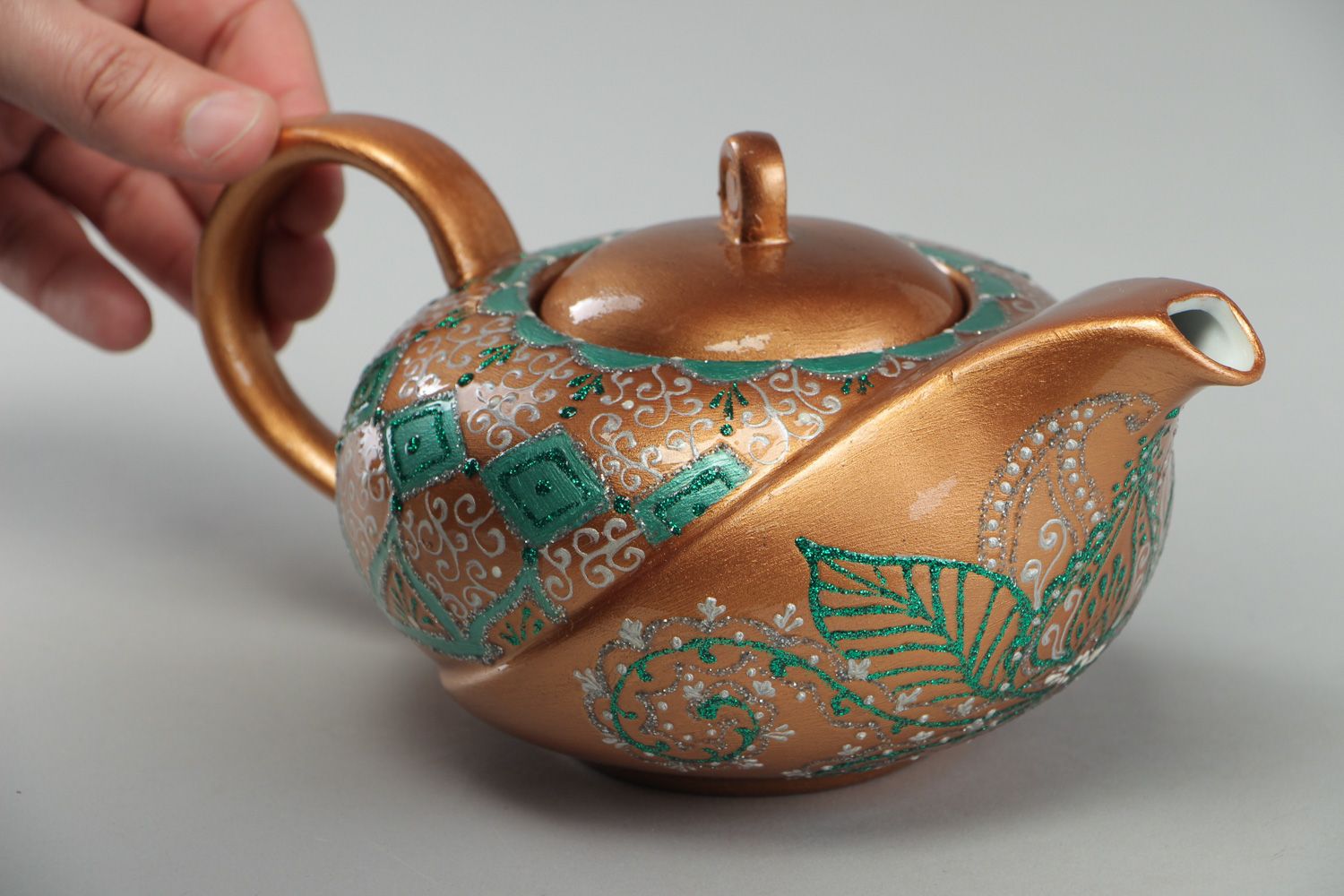 Керамический чайник расписанный акриловыми красками золотистый для заваривания фото 4