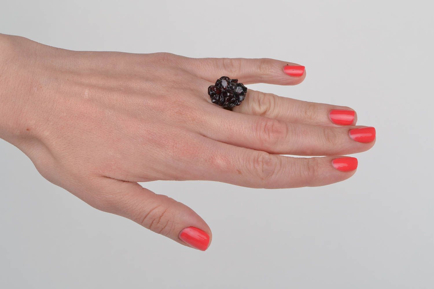 Handmade Designer Ring mit Naturstein Granat mit Metallbeschlägen für Frauen  foto 1