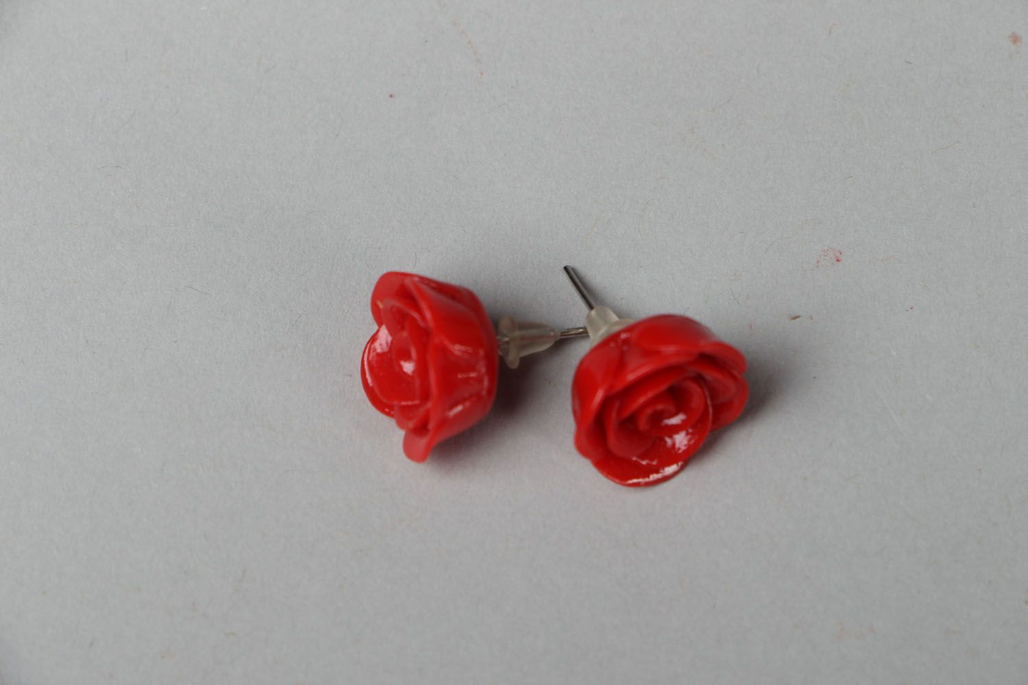 Stud earrings in the shape of red roses photo 2
