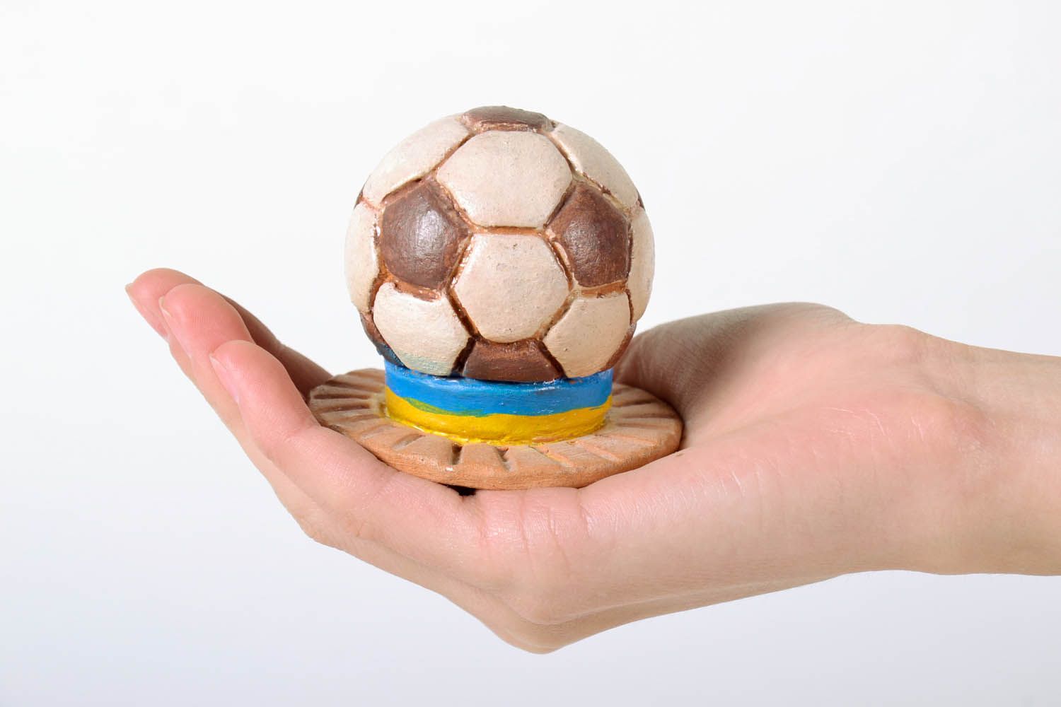 Estatueta decorativa artesanal de argila decoração do interior figuras de cerâmica Bola para futebol foto 4