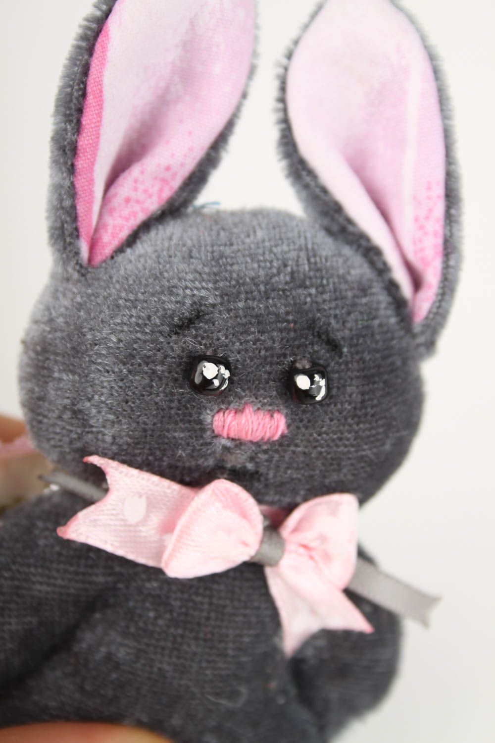 Peluche lapin faite main Jouet en tissu gris-rose original Cadeau enfant photo 4