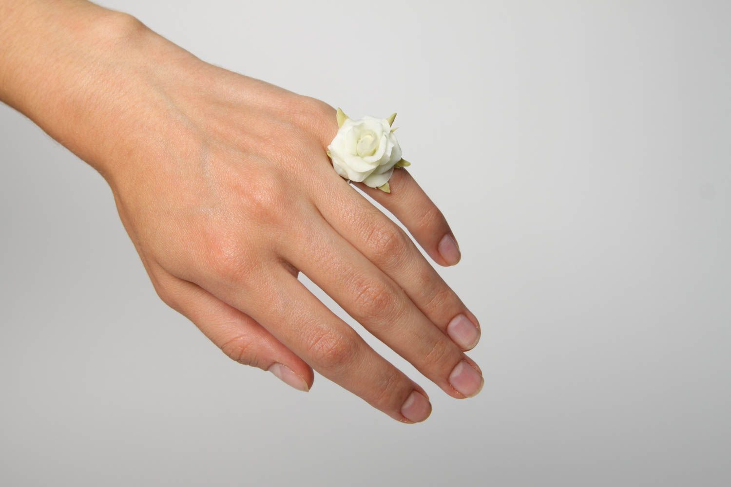 Anello con rosa bianca fatto a mano anello di metallo bigiotteria donna foto 2