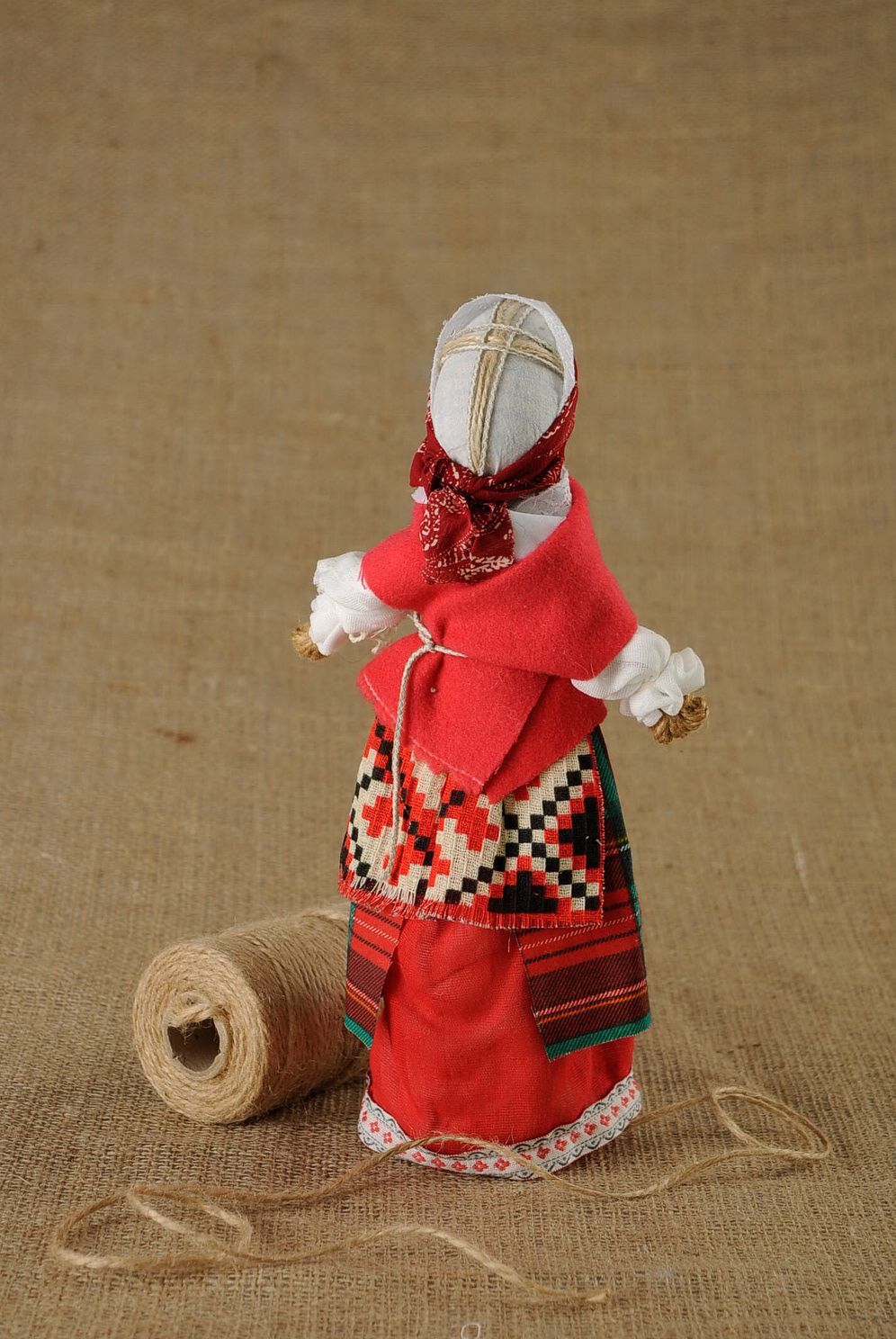 Bambola etnica di stoffa fatta a mano amuleto talismano giocattolo slavo bello foto 1