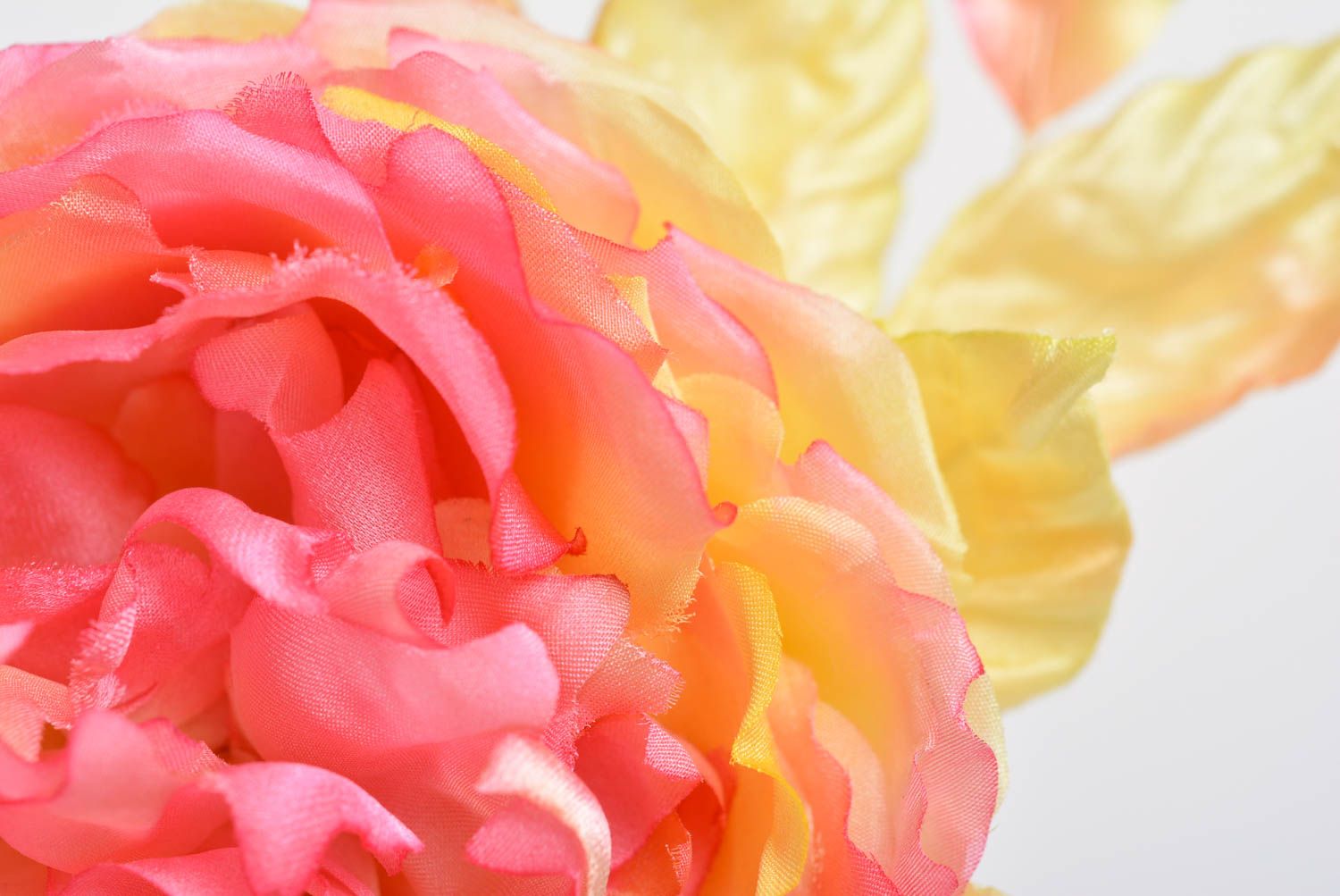 Текстильная брошь-заколка ручной работы из шелка красивая в виде цветка фото 3