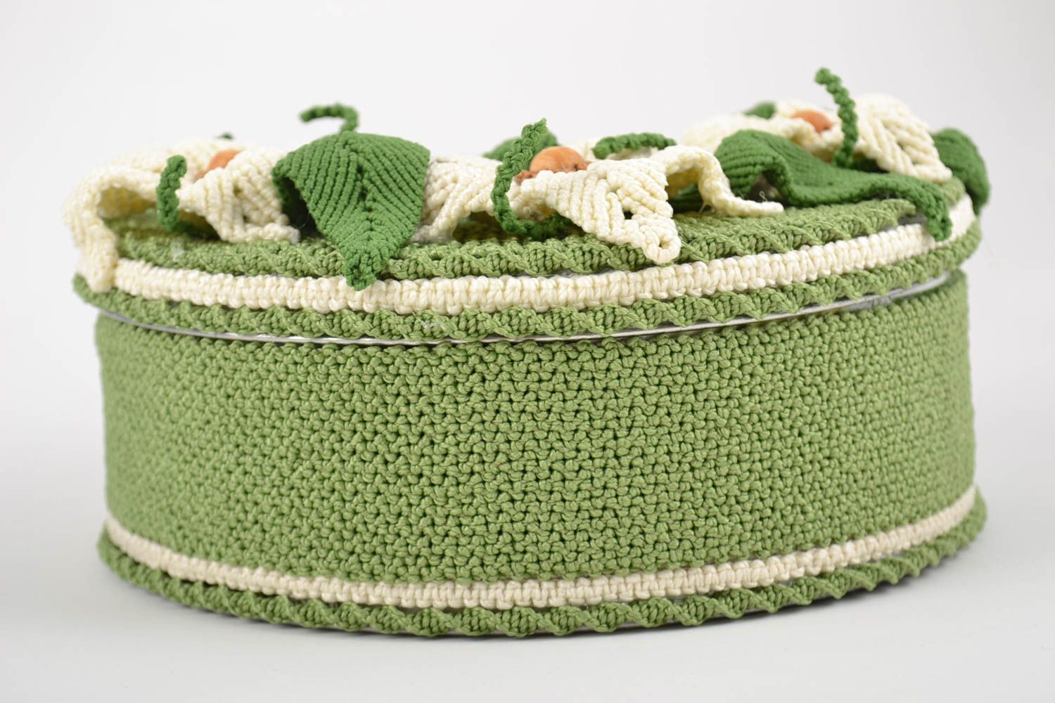 Runde Schatulle aus Fäden Makramee mit Blumen auf dem Deckel in Grün handgemacht foto 4