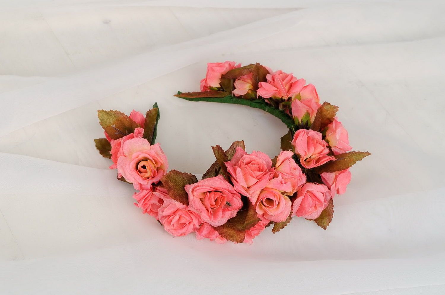 Corona de flores con rosas artificiales foto 1