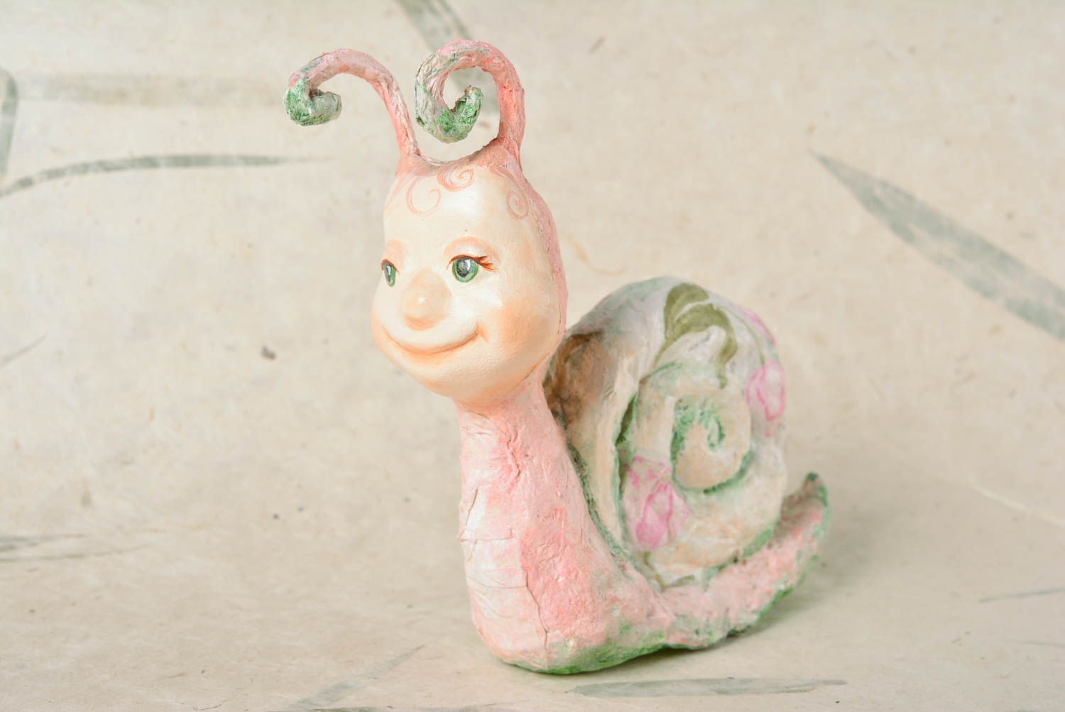 Figurine en papier mâché escargot faite main peinte de couleurs acryliques photo 1