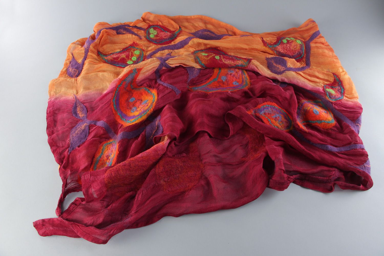 Châle en soie avec éléments en laine feutrée fait main léger de couleurs vives photo 1