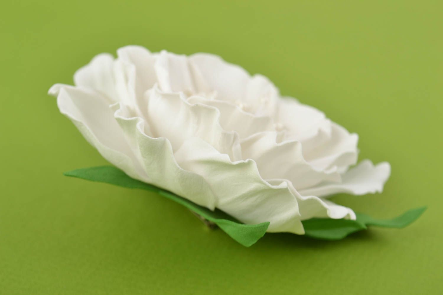 Broche fleur en foamiran faite main blanche belle accessoire de créateur photo 4