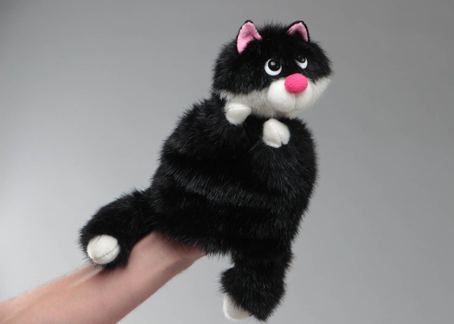 Игрушка на руку из искусственного меха кот черный с белым смешной ручная работа фото 5