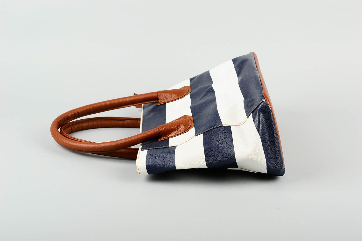 Сумка ручной работы сумка на плечо из кожзама женская сумка полосатая стильная фото 3