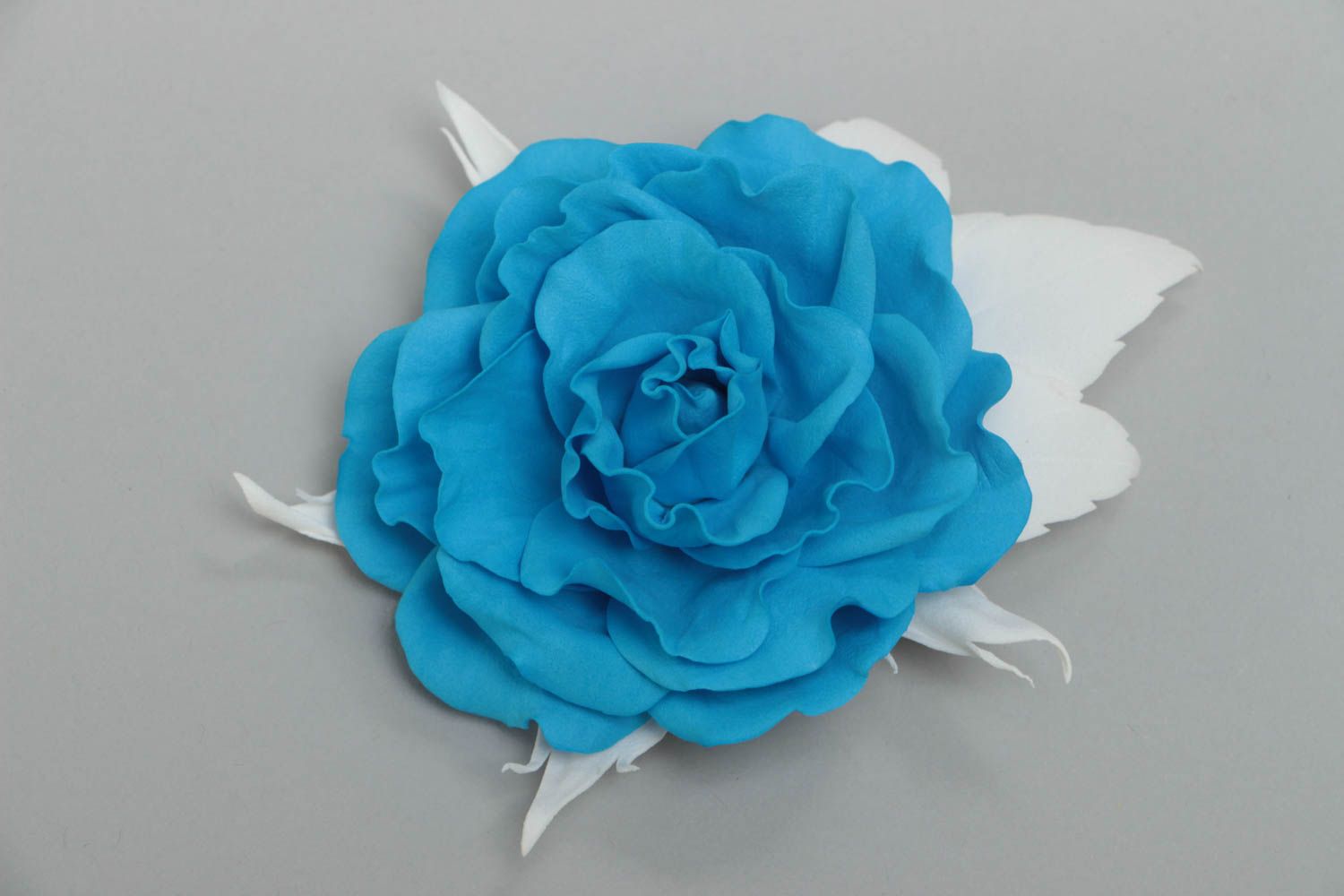 Broche en foamiran en forme de rose bleu blanc faite main grand accessoire photo 2