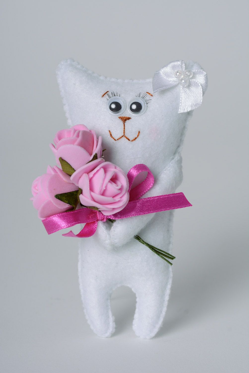 Мягкая игрушка белая кошечка с букетом цветов ручной работы красивая интерьерная фото 1