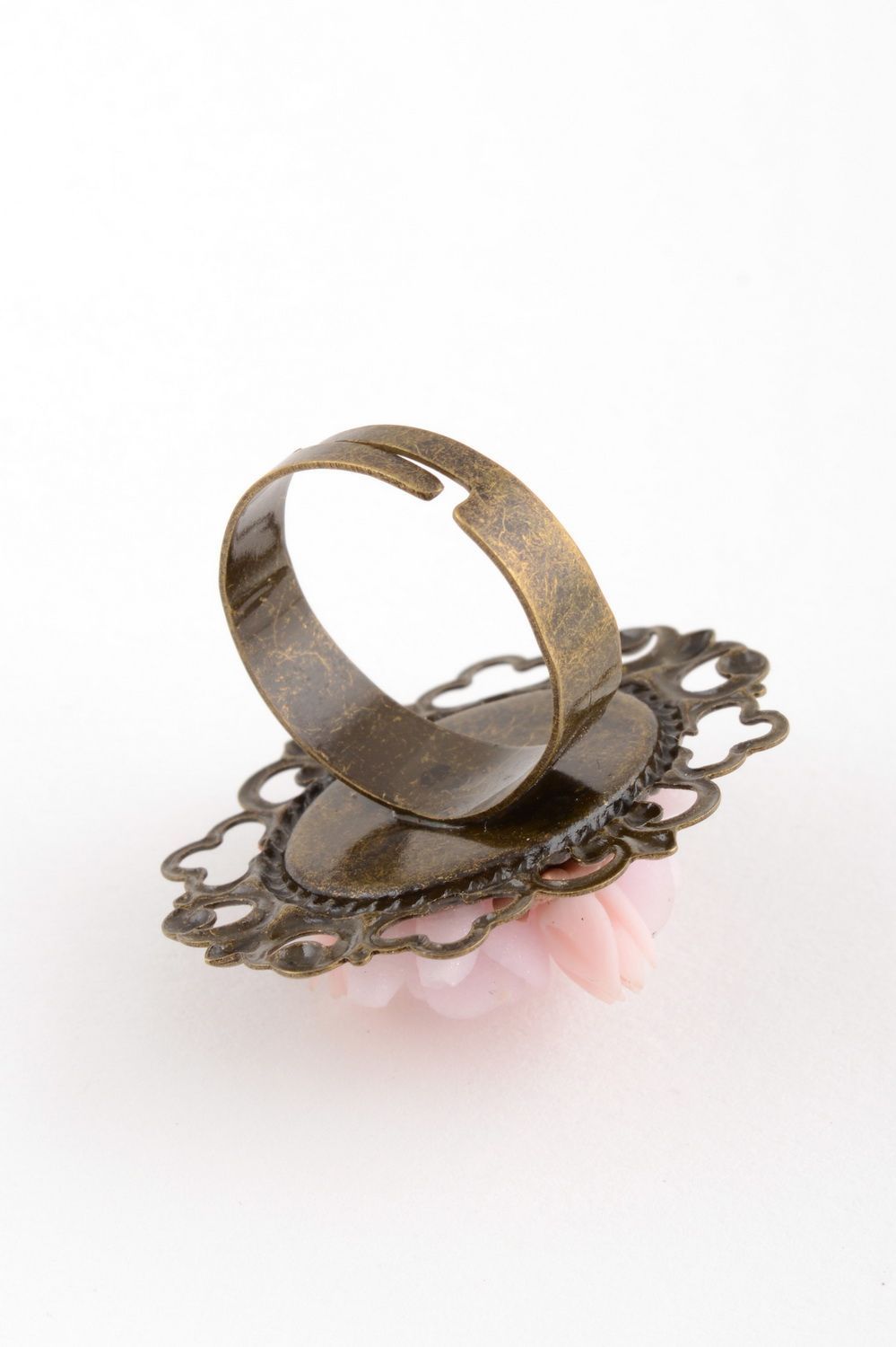Перстень из полимерной глины и металла ручной работы с розовыми объемными розами фото 4