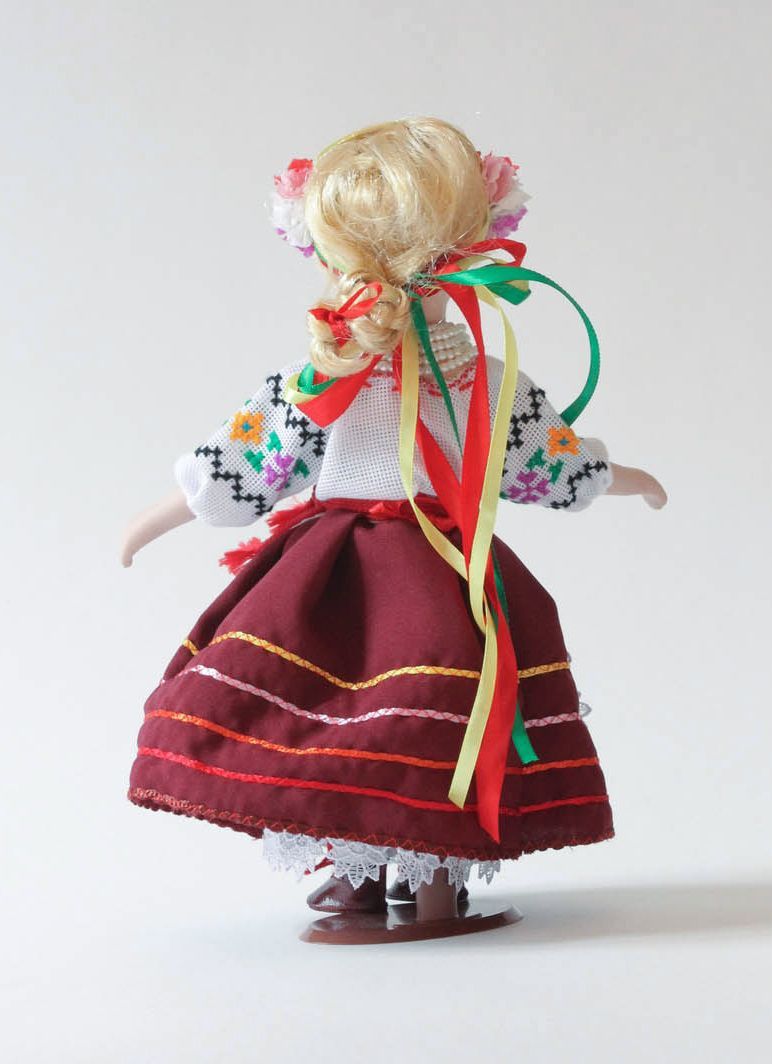 Boneca de porcelana artesanal num vestido tradicional  foto 1