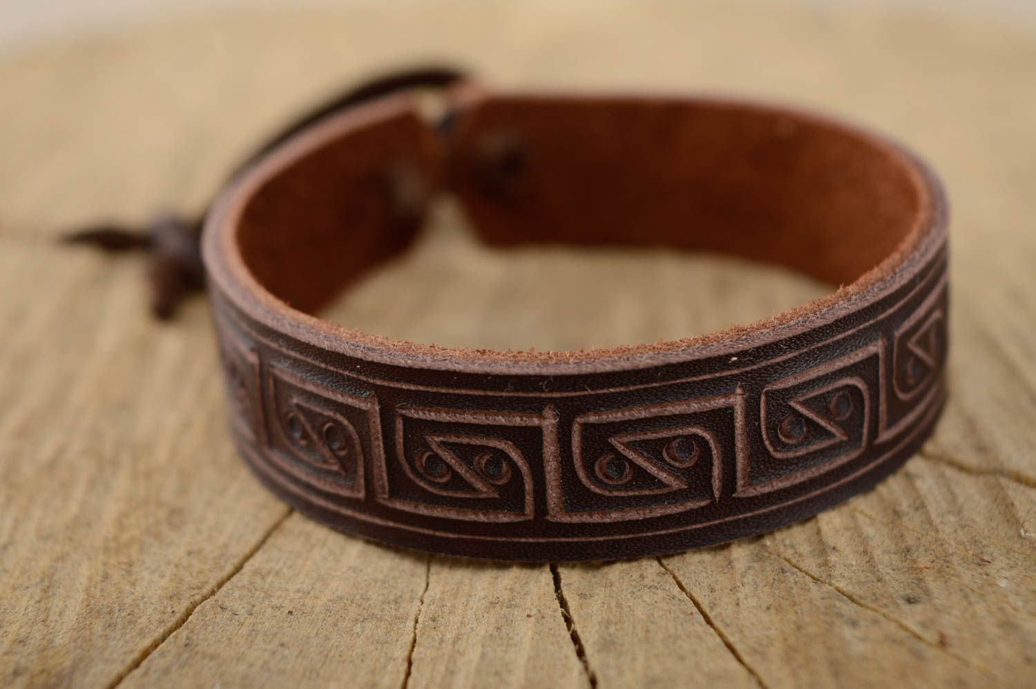 Bracelet en cuir naturel marron avec ornement sculpté fait main design photo 1