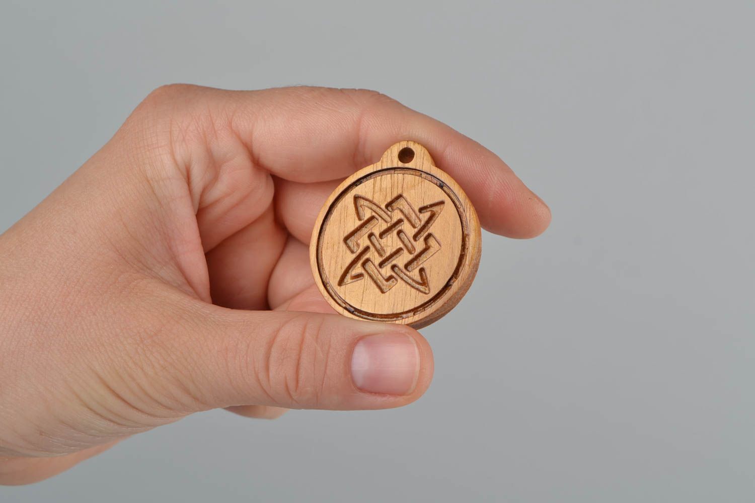 Slawischer künstlerischer Amulett Anhänger aus Holz handmade Lada Sternchen foto 2