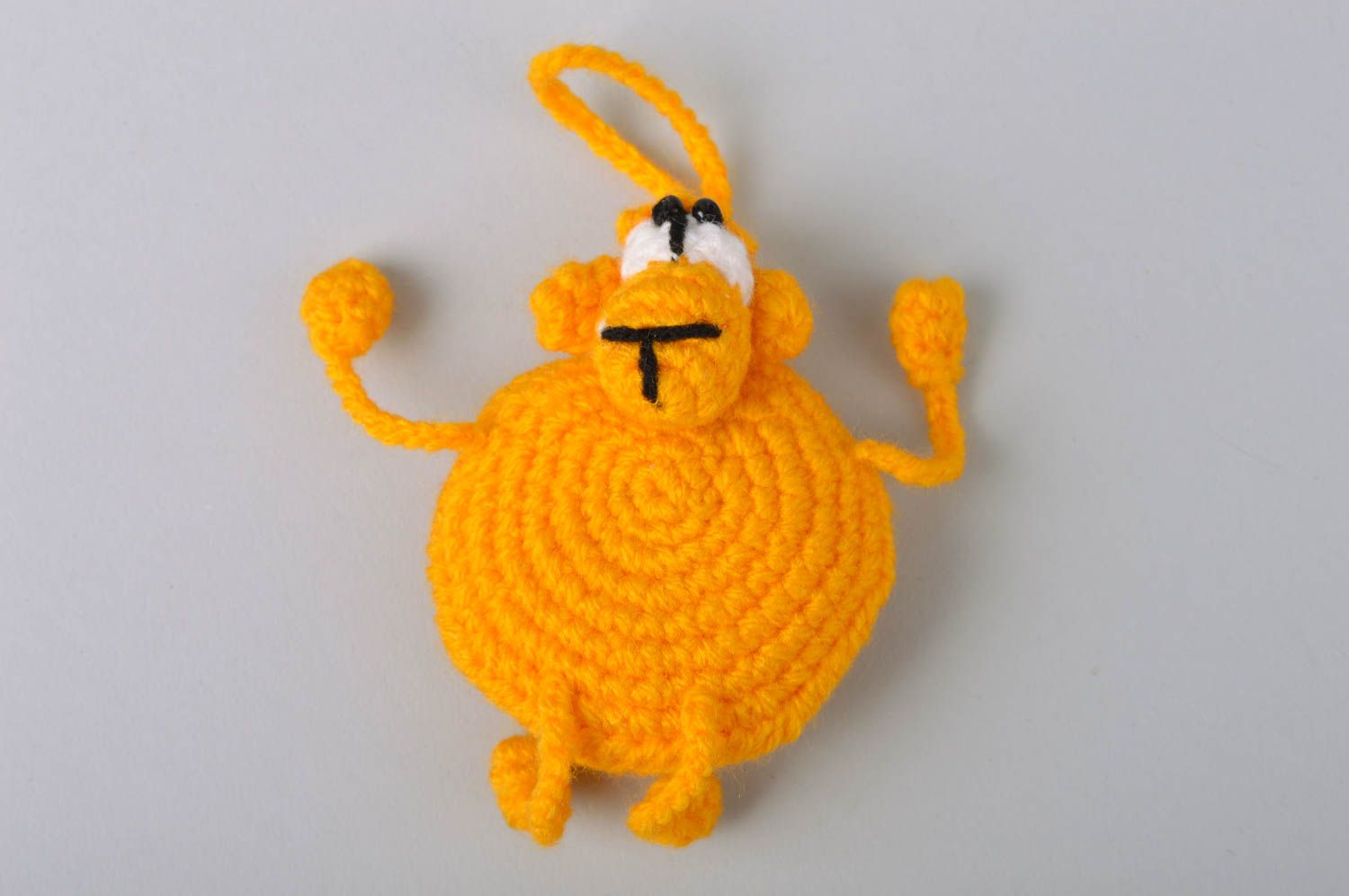 Jouet à suspendre petit Mouton joyeux jaune tricoté au crochet fait main photo 2