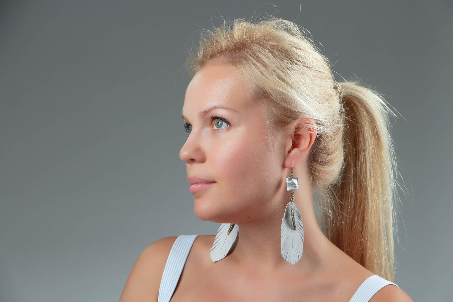 Long earrings with white feather photo 4