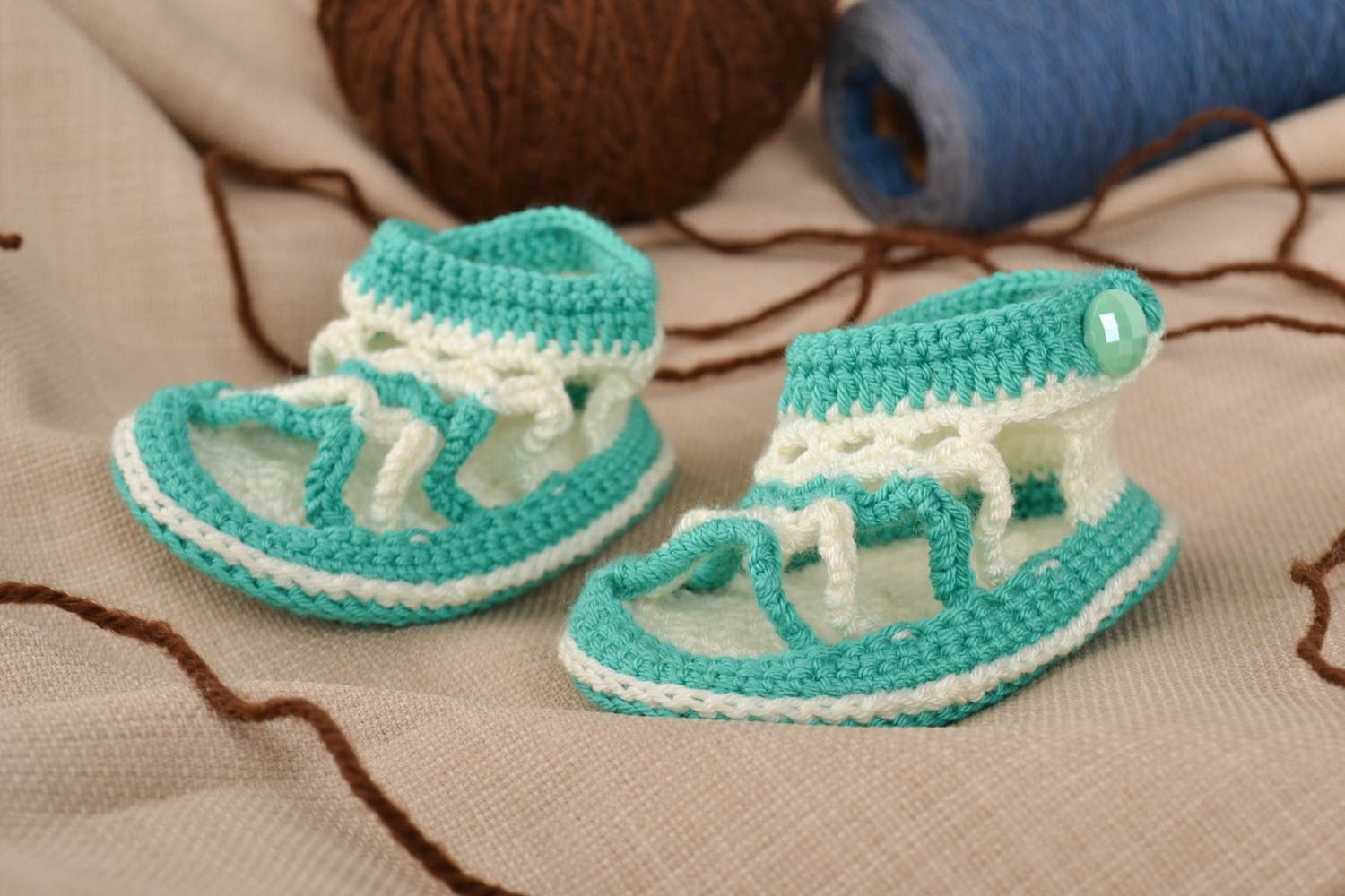 Chaussons bébé fait main tricotés au crochet blanc-turquoise Chaussures bébé photo 1