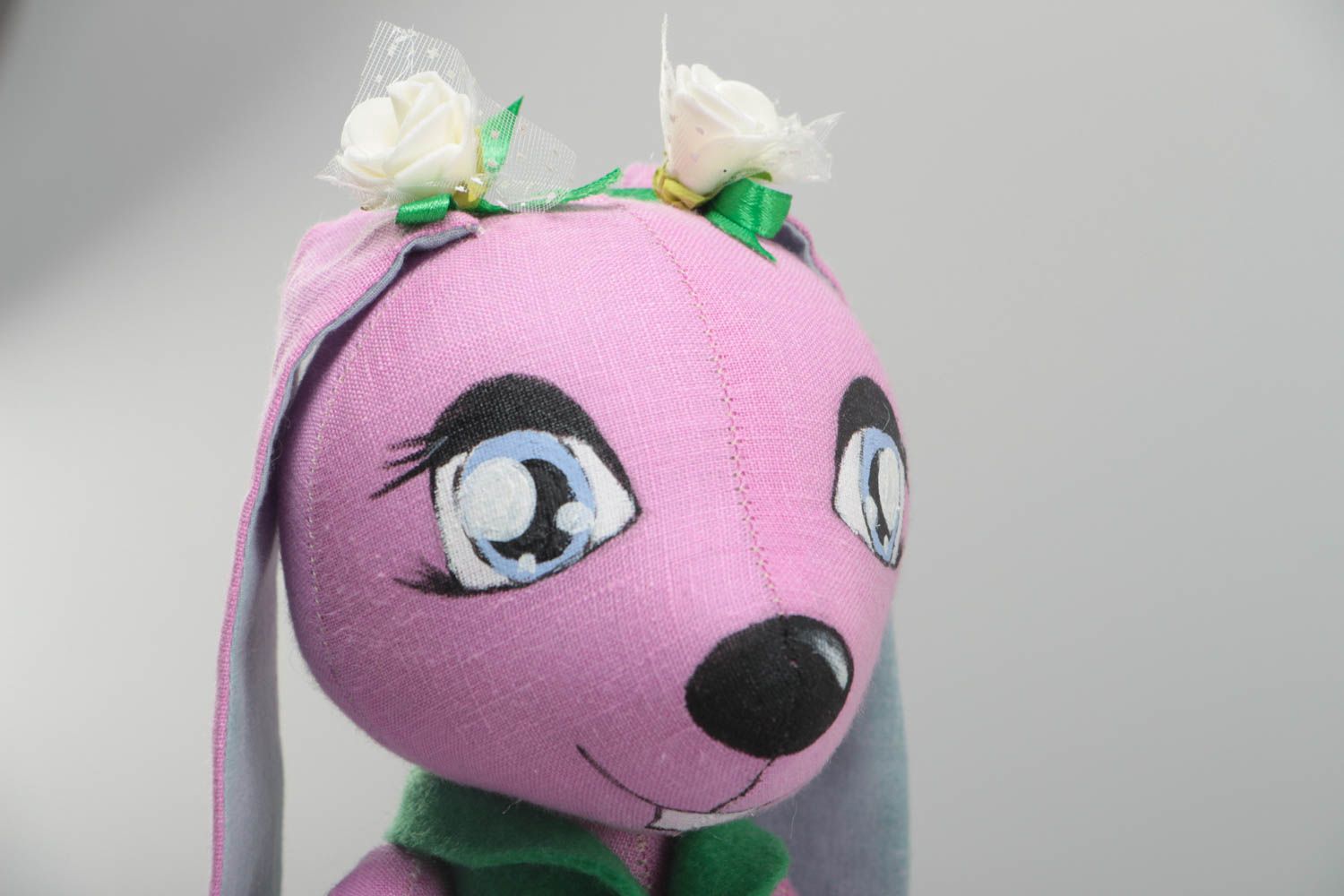 Handgemachtes Kuscheltier Hase aus Stoff in Rosa mit Acrylfarben bemalt schön foto 3