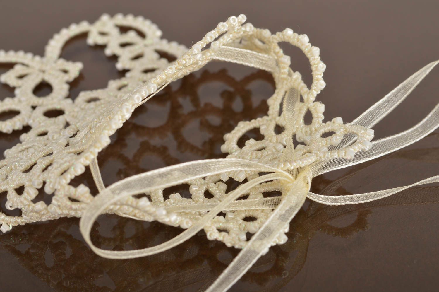 Pulseras para novias artesanales de hilos y abalorios frivolité blancas foto 3
