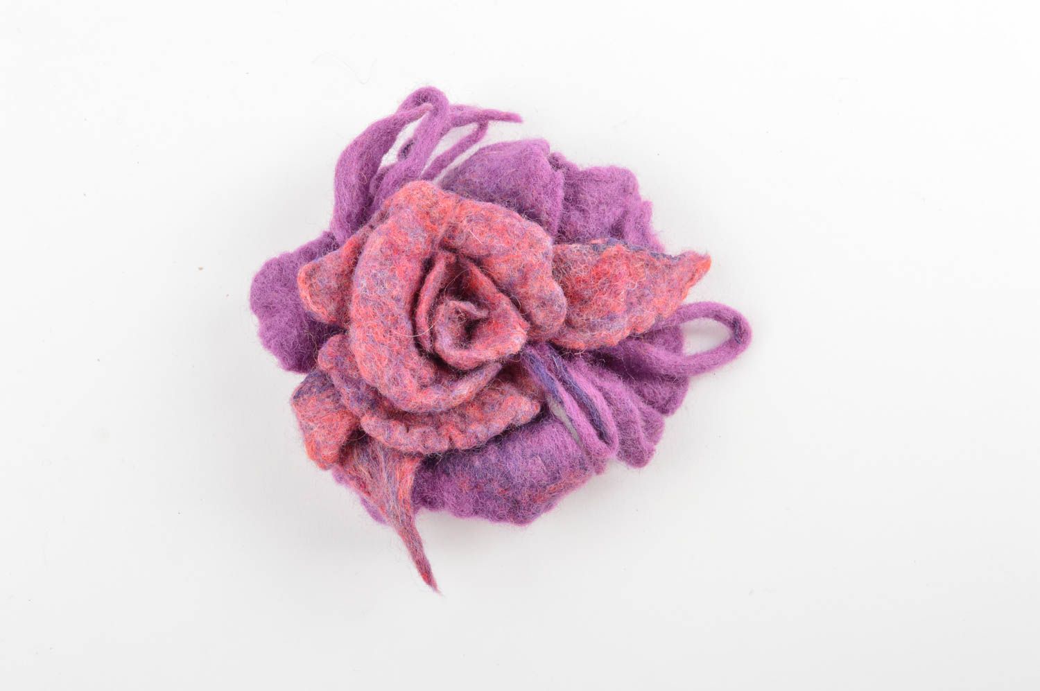 Broche fleur mauve Bijou fait main Accessoire femme laine feutrée design photo 3