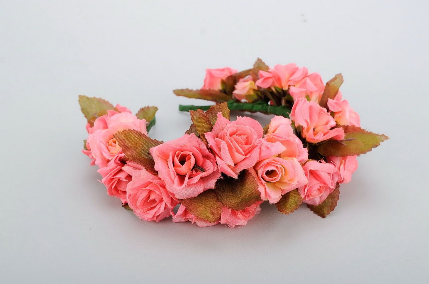Corona de flores con rosas artificiales foto 4