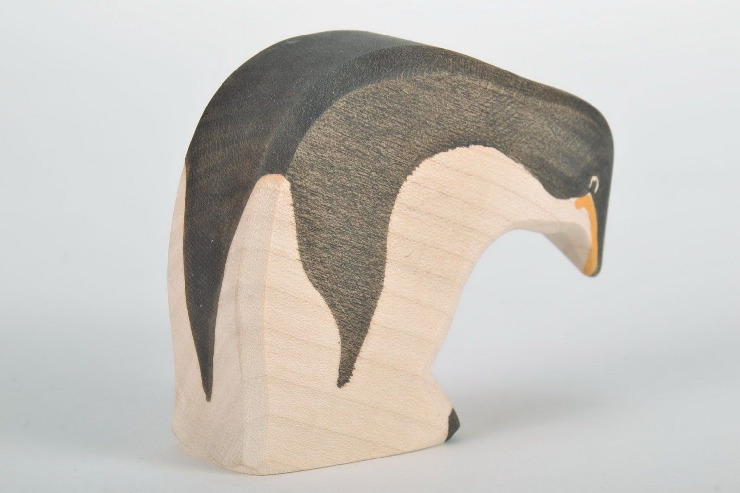 Statuette Penguin cut of wood by hand photo 4