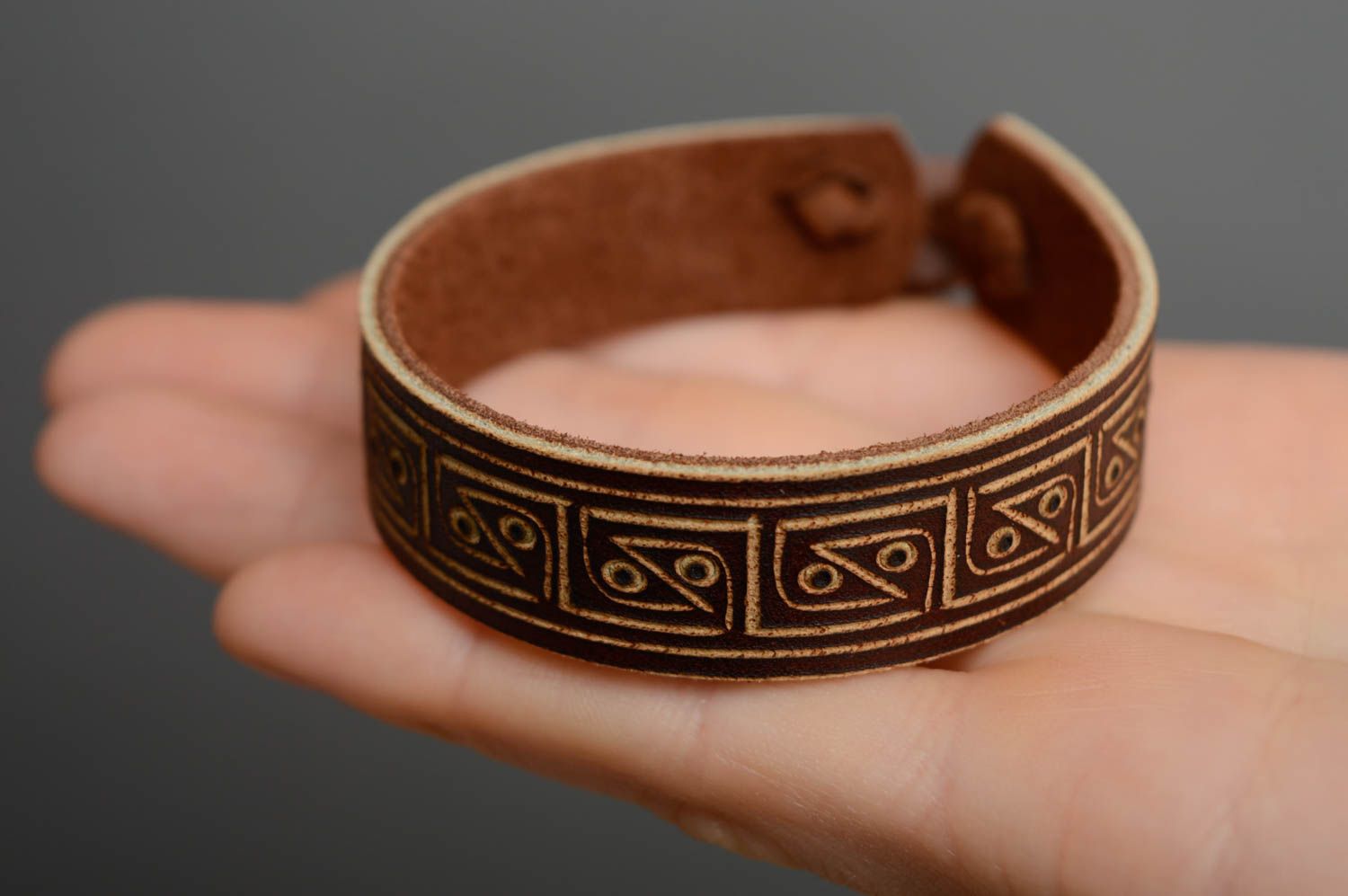 Carved leather bracelet with ties photo 4