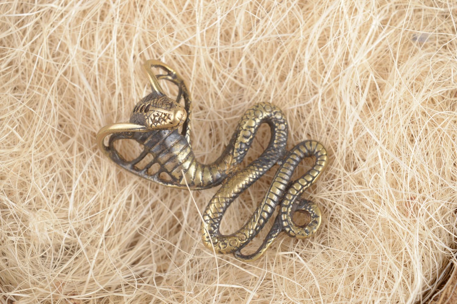 Кулон ручной работы авторское украшение металлическая подвеска кобра из бронзы фото 1