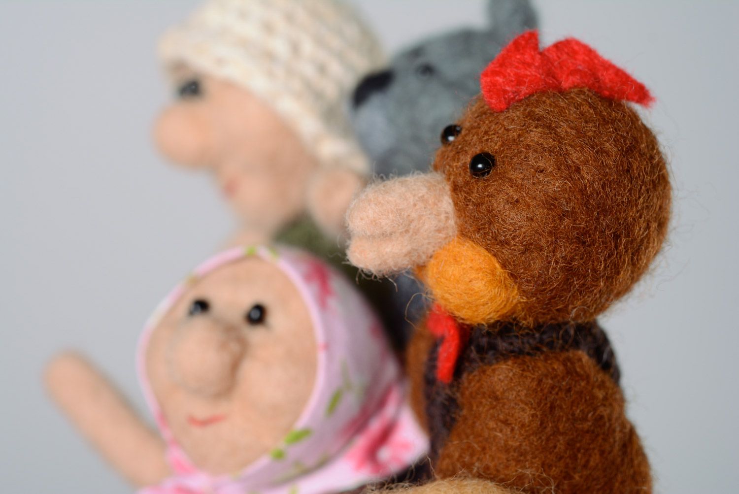Handmade Finger Theater Set zum Märchen Das Hühnchen Rjaba aus 4 Figuren aus Wolle und 2 Eier foto 3