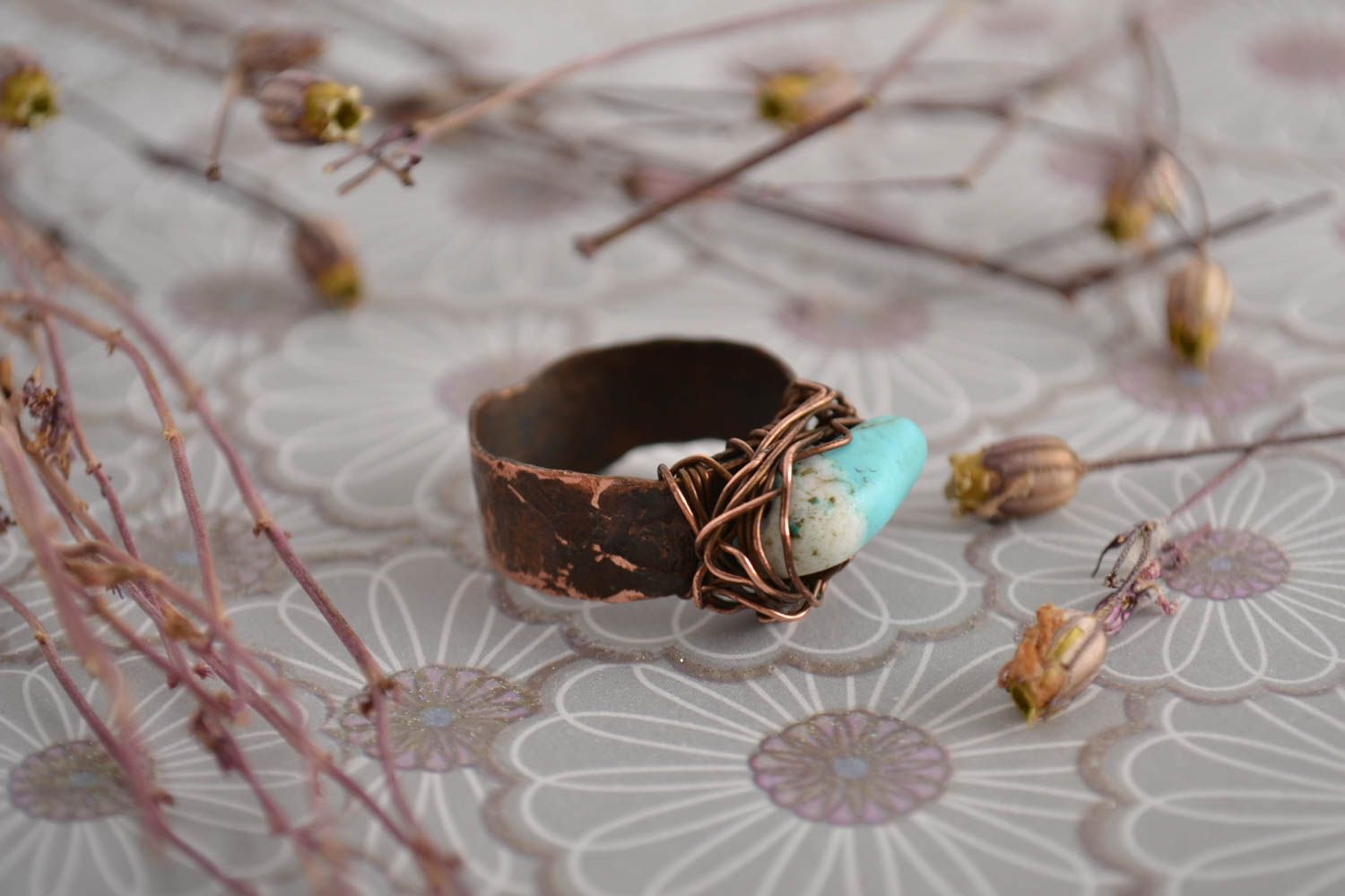 Красивое кольцо хэнд мэйд украшение в технике wire wrap медное кольцо с бирюзой фото 1