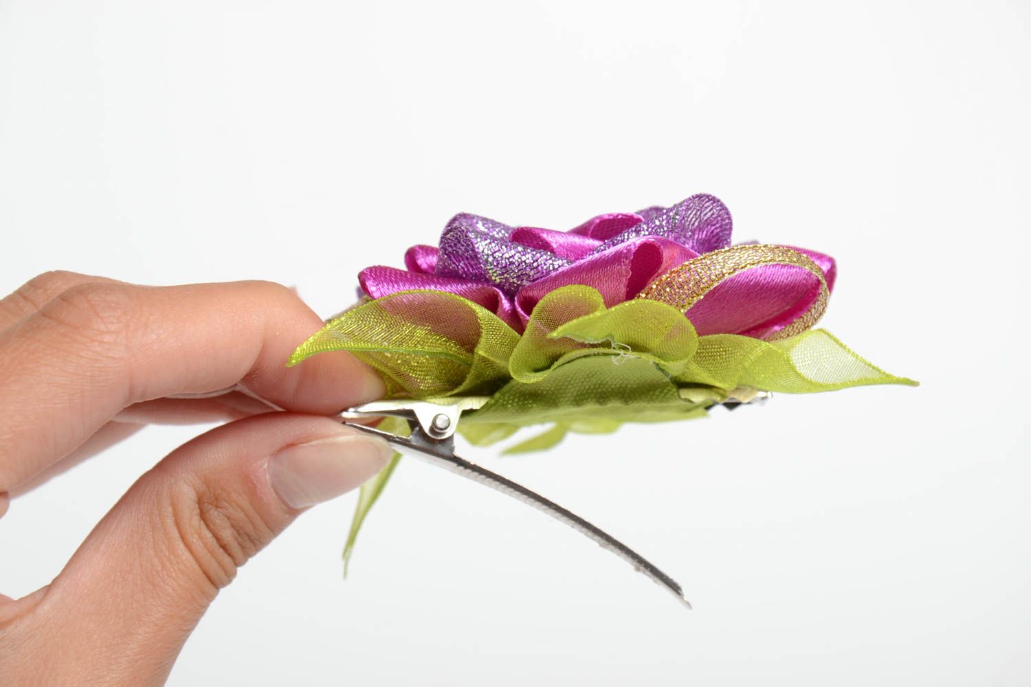 Объемная заколка для волос из атласа в виде розы на зажиме лиловая ручной работы фото 5