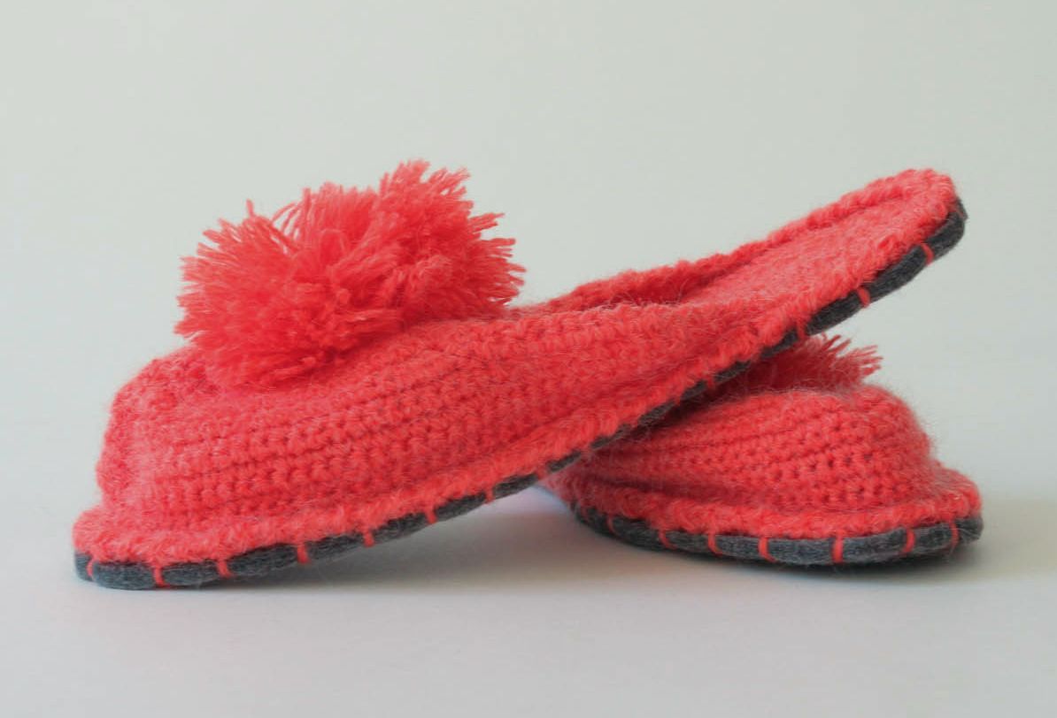 Pantofole da casa fatte a mano di lana in colore rosso da donna belle foto 1