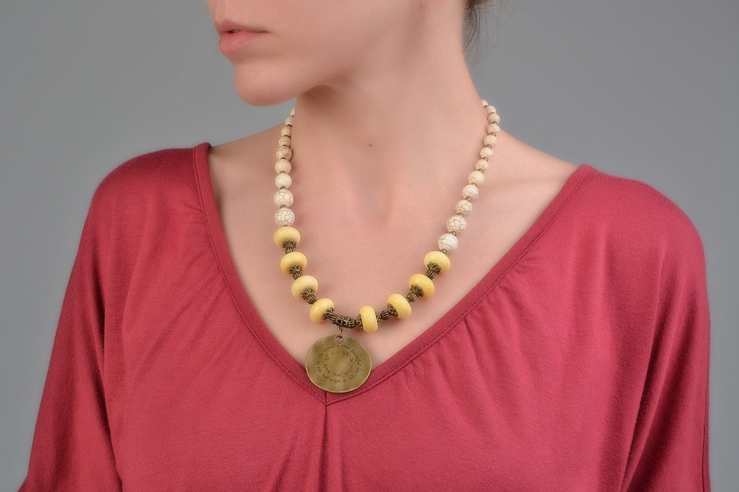 Set of handmade jewelry with howlite and coral danging earrings and necklace photo 2