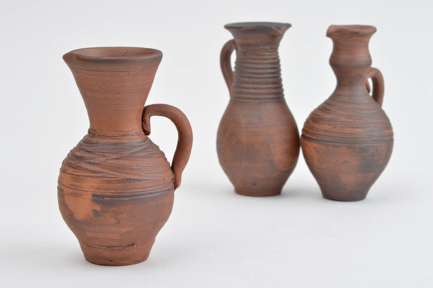 Set of 3 wine brown pitchers in different design with handles and simple patterns 0,5 lb photo 4