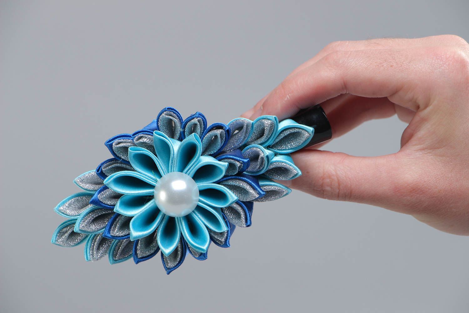 Barrette faite main originale en rubans en forme de fleur de couleur bleue photo 5