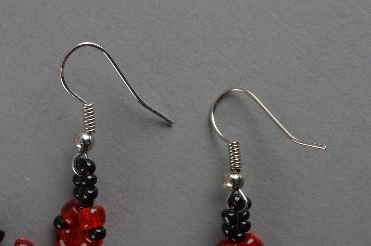 Boucles d'oreilles en perles de rocaille faites main longues noir et rouge photo 4