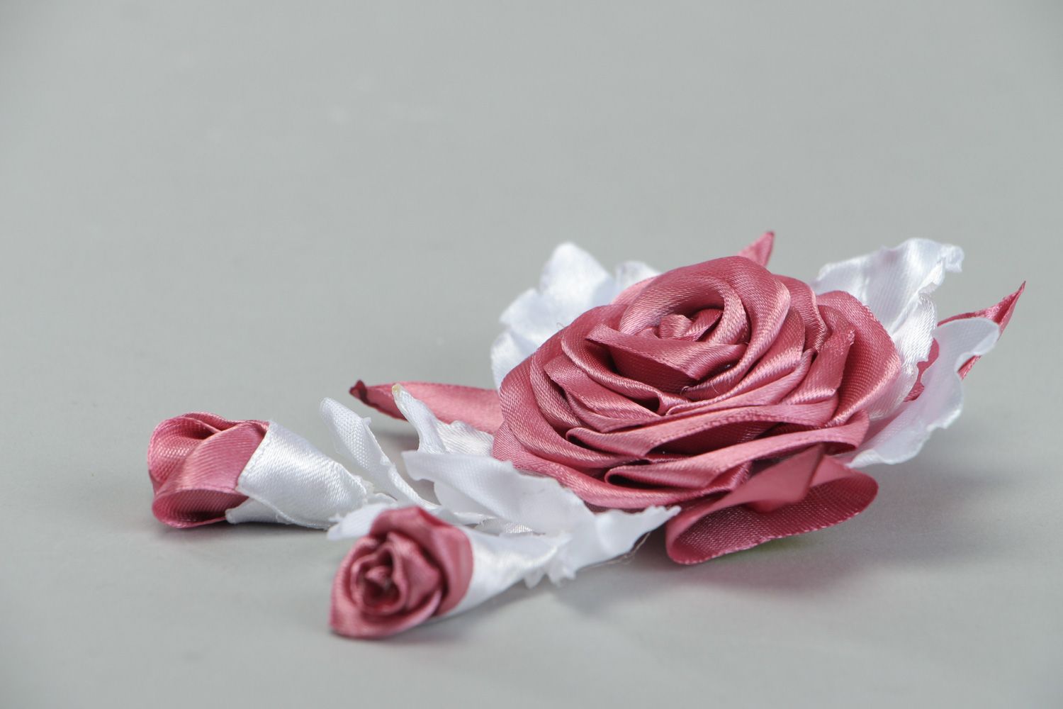 Broche en tissu faite main technique de kanzashi en satin rose et blanc photo 2
