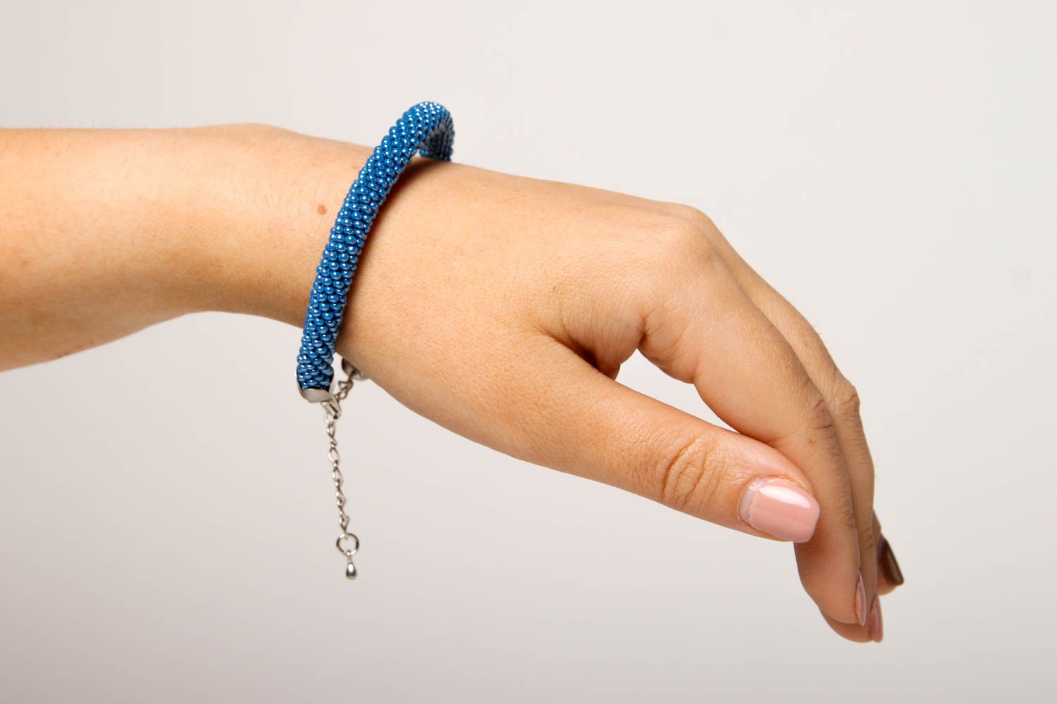 Bracelet perles rocaille Bijou fait main bleu ciel design Accessoire femme photo 2