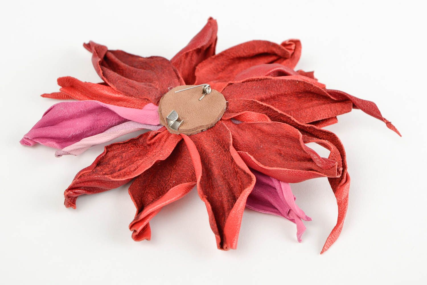 Broche fleur Bijou fantaisie fait main en cuir rouge rose Accessoire femme photo 5