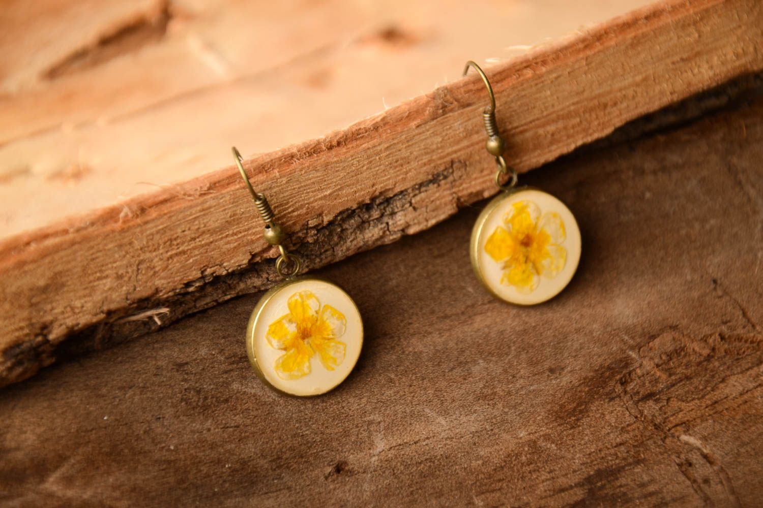 Украшение ручной работы модные серьги из эпоксидки красивые серьги Желтые цветы фото 1